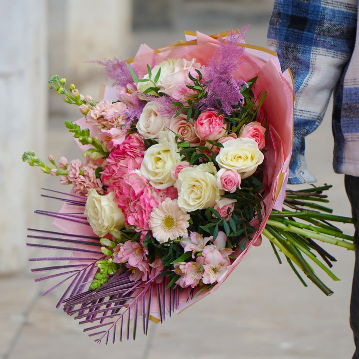 Buchet de flori cu robelinii roz, trandafiri albi si hortensie roz 