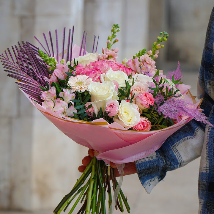 Buchet de flori cu robelinii roz, trandafiri albi si hortensie roz 