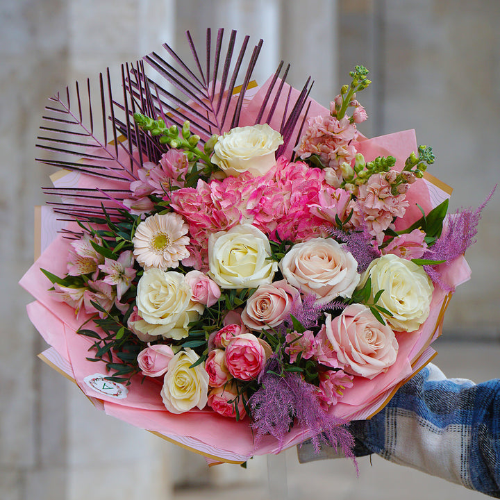 Buchet de flori cu robelinii roz, trandafiri albi si hortensie roz 