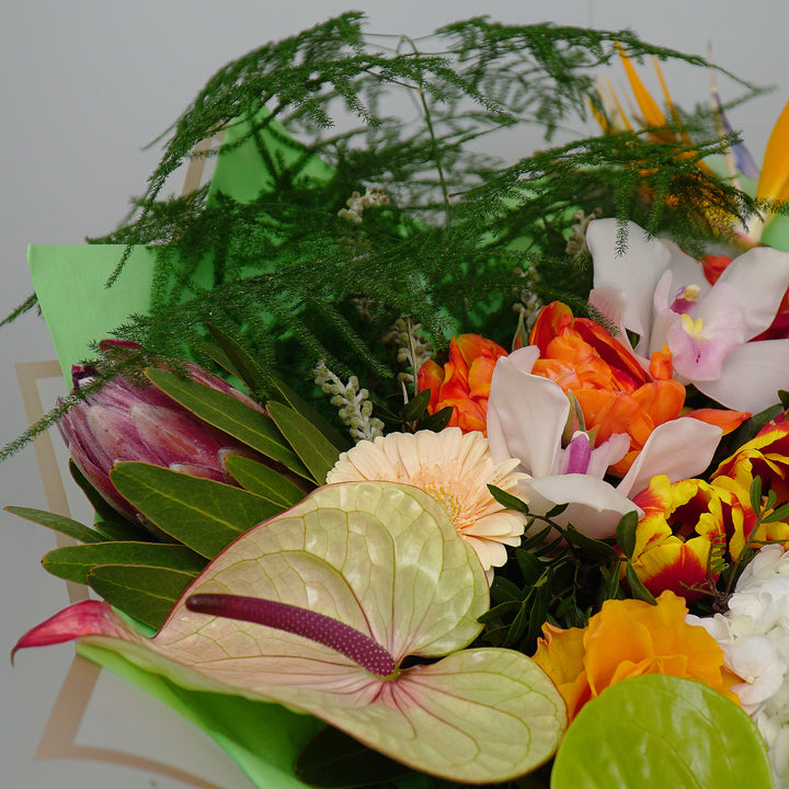 buchet cu flori tropicale si hortensie