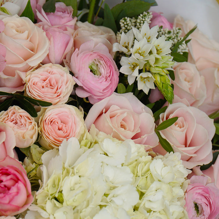 Buchet de flori cu trandafiri roz, alstroemeria si hortensie alba