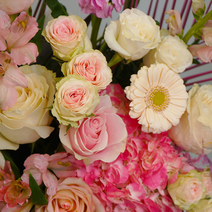 aranjament floral cu hortensie roz, robelinii roz si trandafirii roz