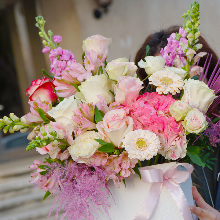 aranjament floral cu hortensie roz, robelinii roz si trandafirii roz