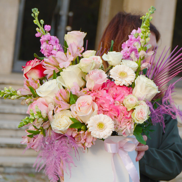 aranjament floral cu hortensie roz, robelinii roz si trandafirii roz