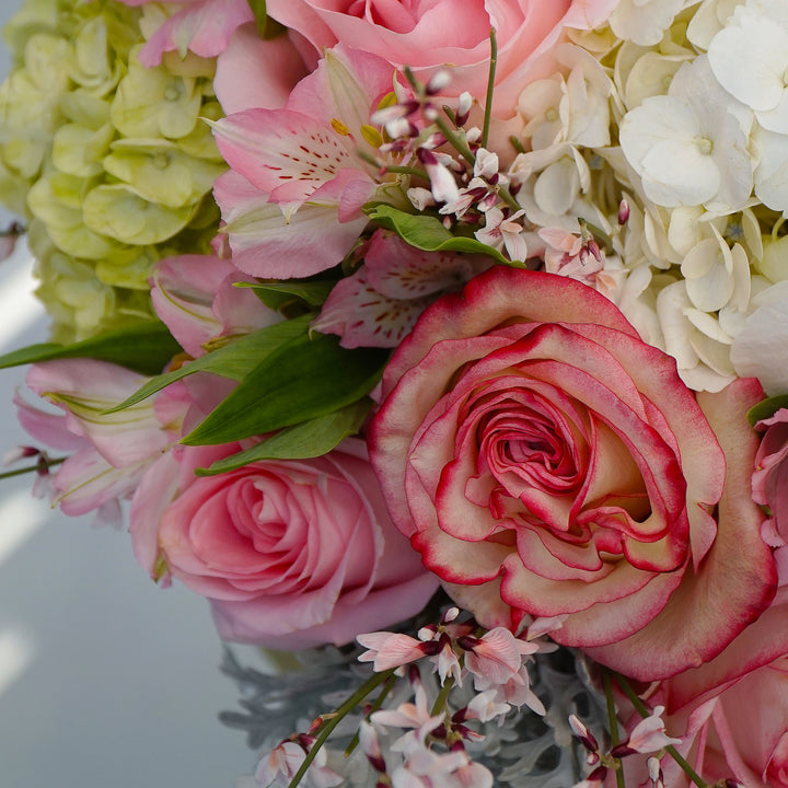 aranjament floral cu trandafiri, hortensie verde, hortensie albă  Edit alt text