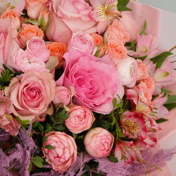 Buchet de flori cu trandafiri roz si alstroemeria 