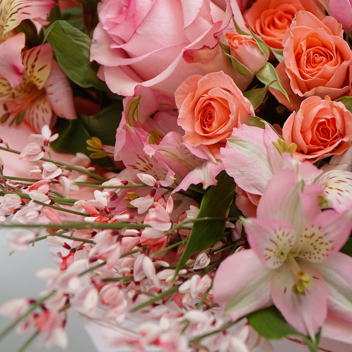 Buchet de flori cu trandafiri roz si alstroemeria 