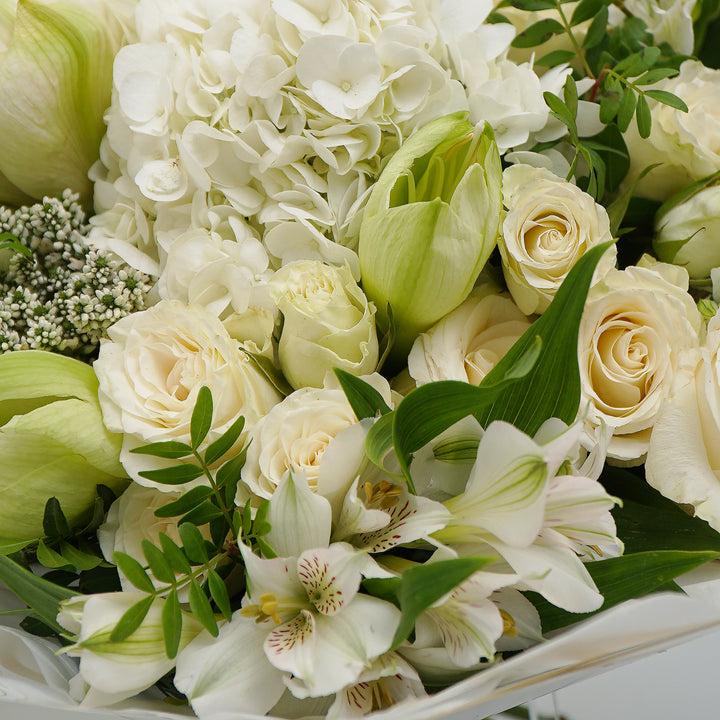 buchet cu trandafiri albi, hortensii si alstroemerie