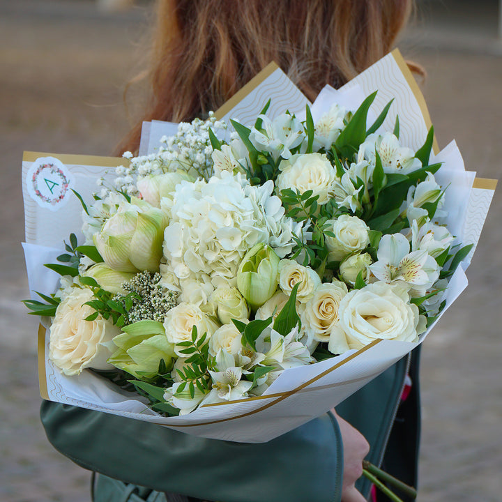 buchet cu trandafiri albi, hortensii si alstroemerie