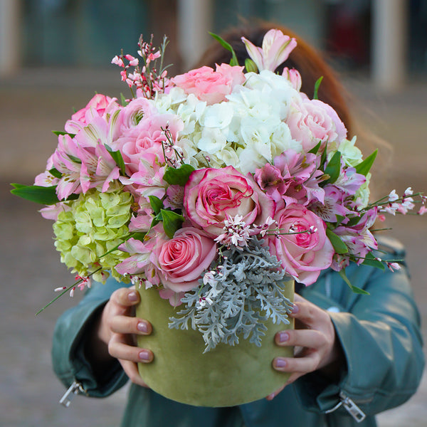 aranjament floral cu trandafiri, hortensie verde, hortensie albă  Edit alt text