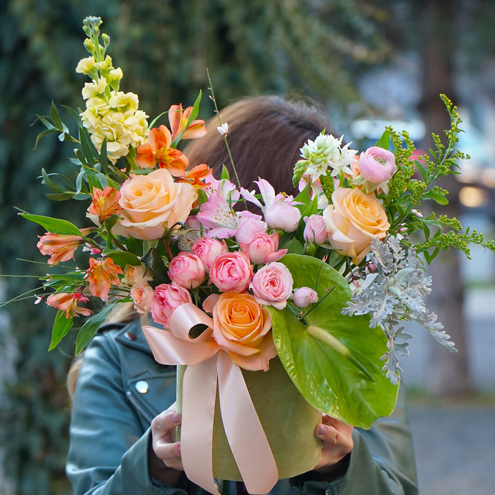 aranjament floral cu trandafiri miniroze, alstroemeria si anthurium