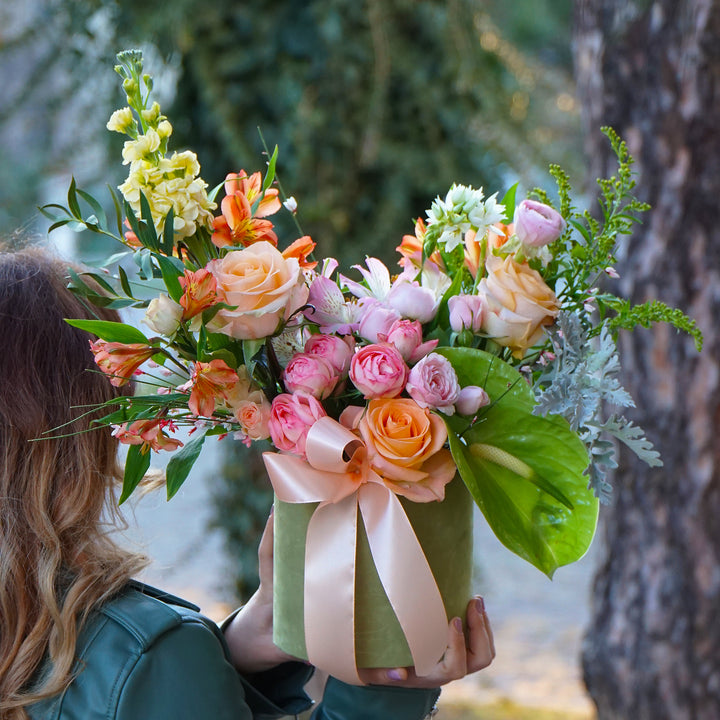 aranjament floral cu trandafiri miniroze, alstroemeria si anthurium