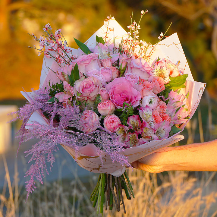 Buchet de flori cu trandafiri roz si alstroemeria 