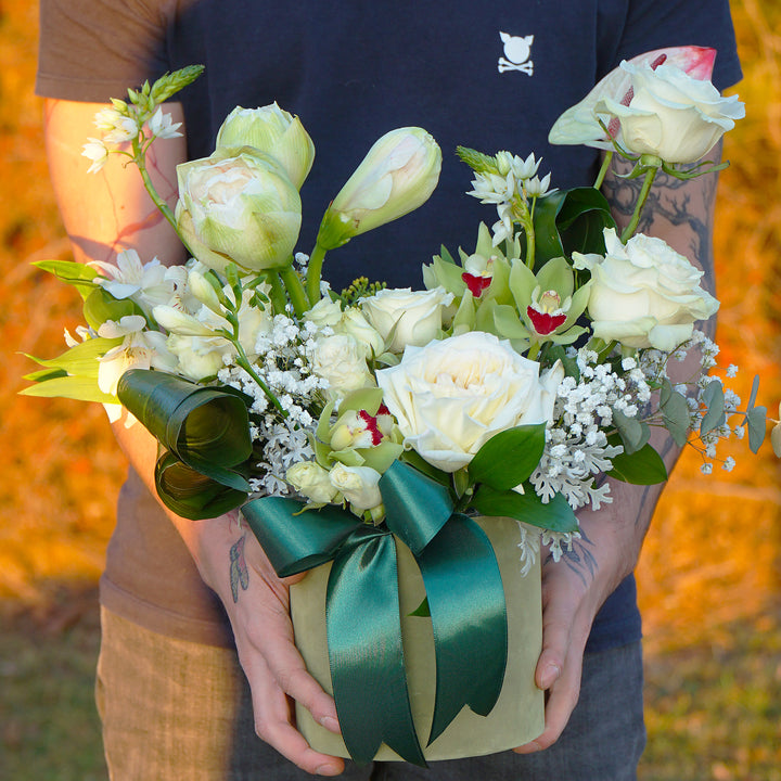 aranjament floral cu orhidee verde, amaryllis verde, alstroemeria si anthurium 