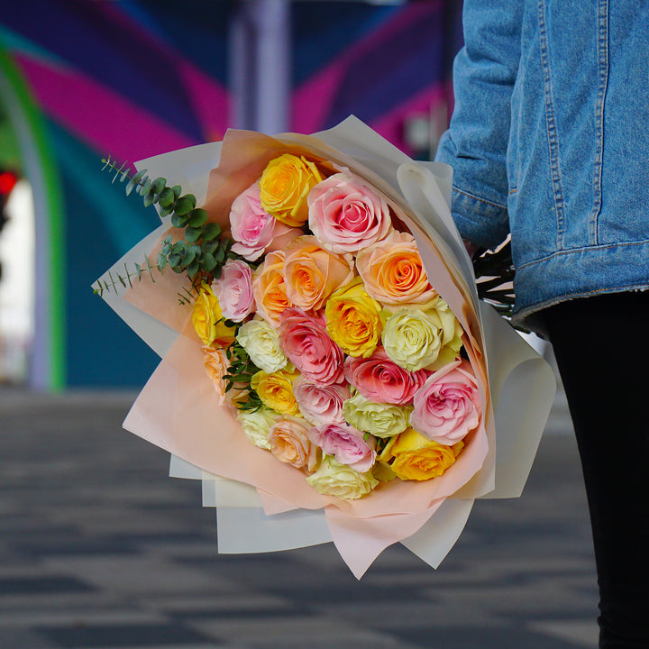 Buchet multicolor cu trandafiri pastelati 