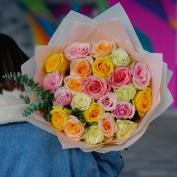 Buchet multicolor cu trandafiri pastelati 