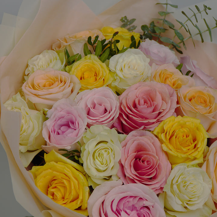 Buchet multicolor cu trandafiri pastelati 