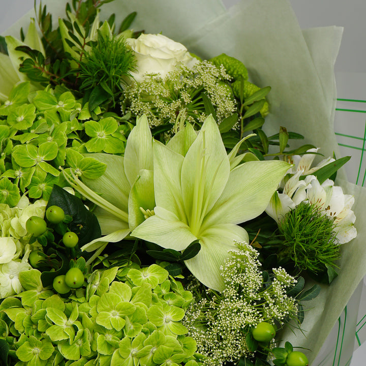 Buchet de flori cu trandafiri albi, amaryllis si alstroemeria