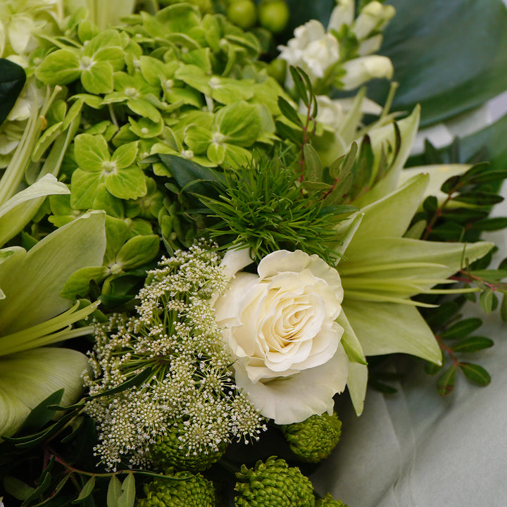  Buchet de flori cu trandafiri albi, amaryllis si alstroemeria