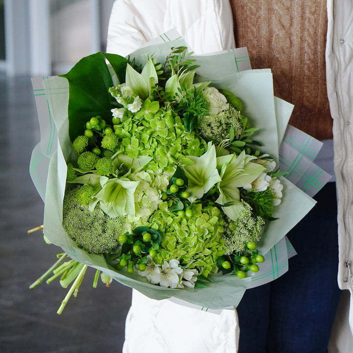 Buchet de flori cu trandafiri albi, amaryllis si alstroemeria