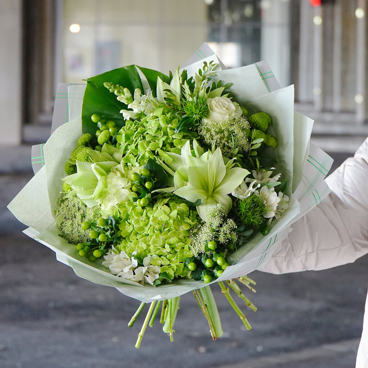 Buchet de flori cu trandafiri albi, amaryllis si alstroemeria