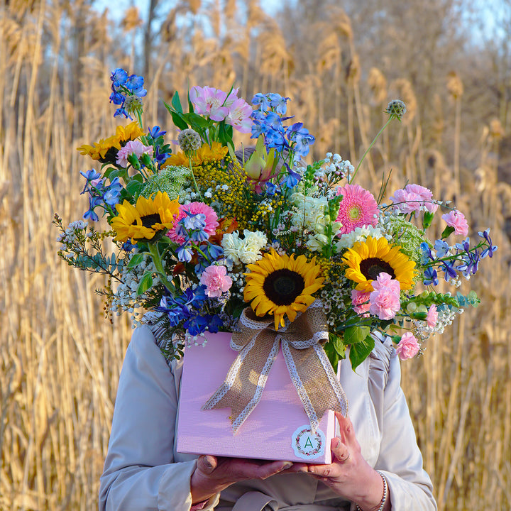 aranjament floral cu floarea soarelui, delphinium și gerbera