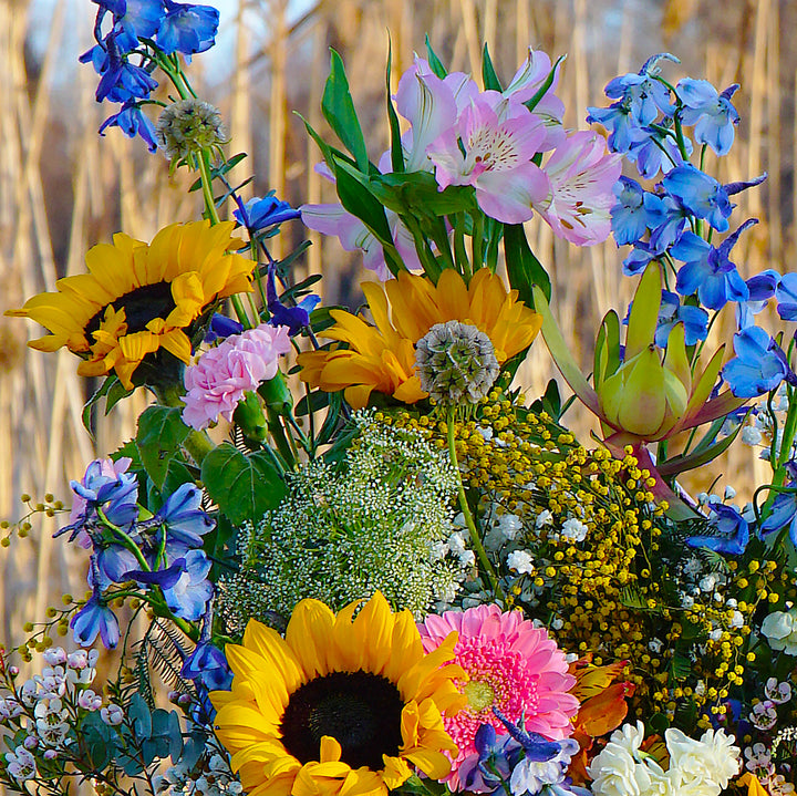 aranjament floral cu floarea soarelui, delphinium și gerbera