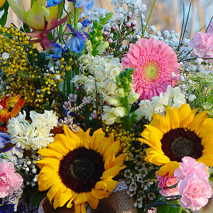 aranjament floral cu floarea soarelui, delphinium și gerbera