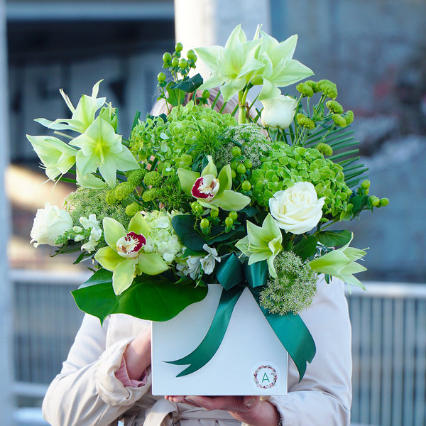 aranjament floral cu orhidee verde, trandafirii albi si hortensie verde
