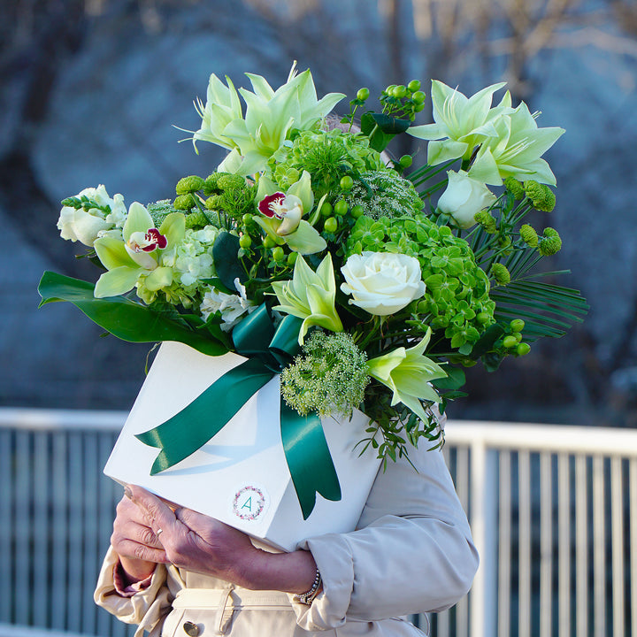 aranjament floral cu orhidee verde, trandafirii albi si hortensie verde