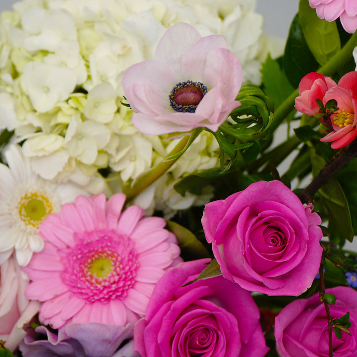 aranjament floral cu hortensie, gerbera si trandafirii mini roz 