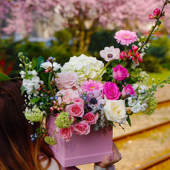aranjament floral cu hortensie, gerbera si trandafirii mini roz 