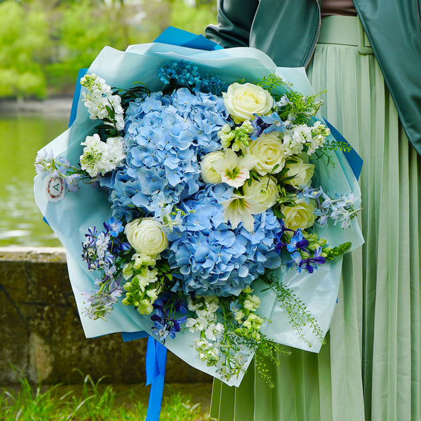 trandafirii, delphinium si hortensia albastra